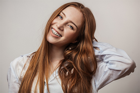 Teenagerin mit Zahnspange